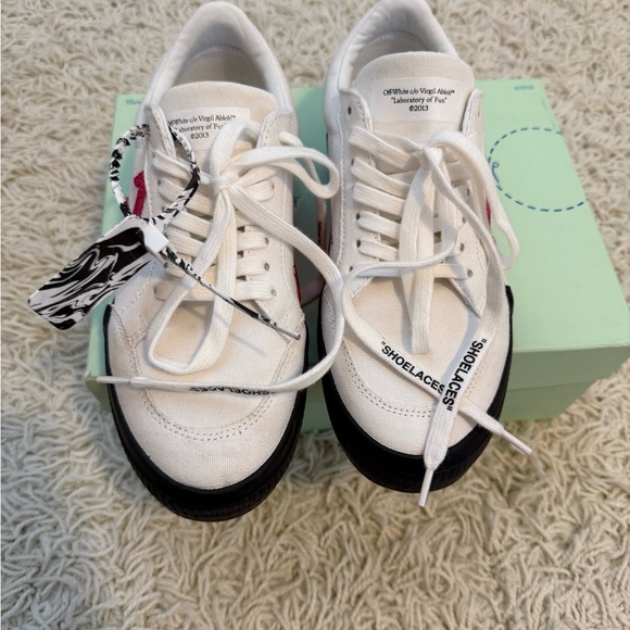Off white sneakers - like new! Size 38